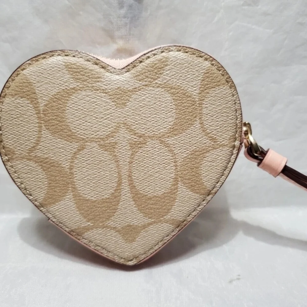 💛▪️Coach ▪️CU405 Coach X Observed By Us Heart Coin Case In Signature Canvas